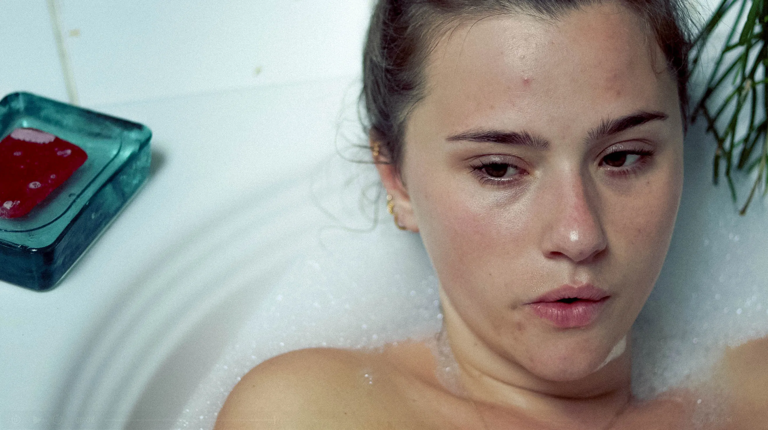 Bleached - close-up of Aella in the bathtub